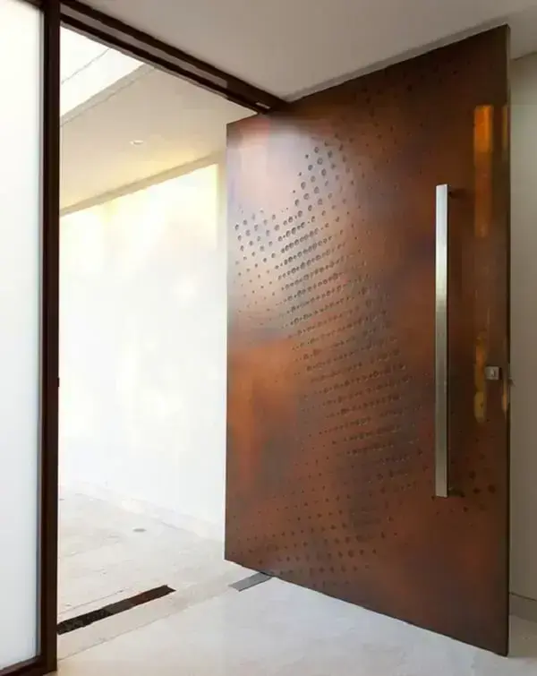Porta de entrada robusta feita com aço corten. Fonte: Pinterest