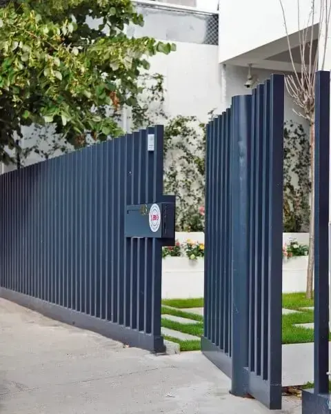 Portão de ferro azul com porta pivotante embutida Foto de Home DSGN