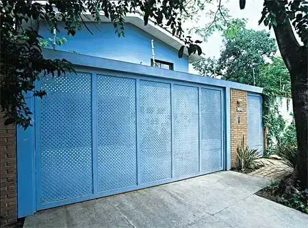 Portão de ferro azul combinando com a fachada da casa de mesma cor Foto de Pinterest