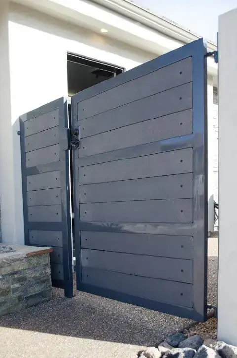 Portão de ferro azul lateral Foto de Titan Architectural Products of Utah