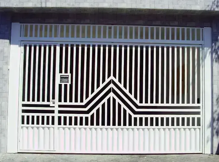 Portão de ferro branco com detalhe nas grades Foto de MS Serralheria