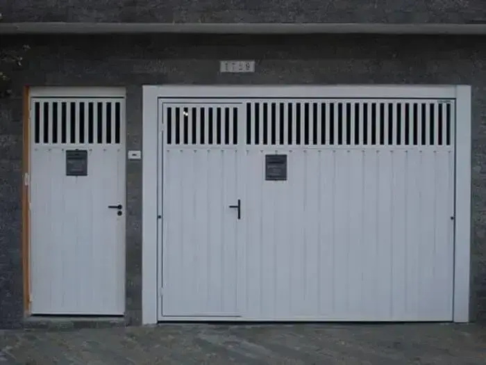 Portão de ferro branco com porta embutida e porta combinando ao lado Foto de Soluções Industriais