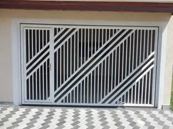 Portão de ferro branco vazado com grades na vertical Foto de Real Brasileira