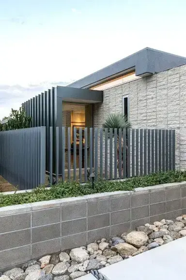 Portão de ferro cinza em fachada de casa moderna Foto de News Ease