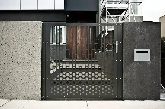 Portão de ferro cinza escuro vazado Foto de Pierre Le Roux Design