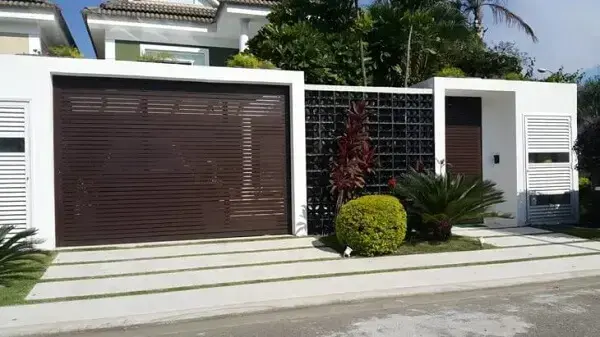 Portão de ferro e cobogó preto decoram e trazem segurança para a fachada de casa