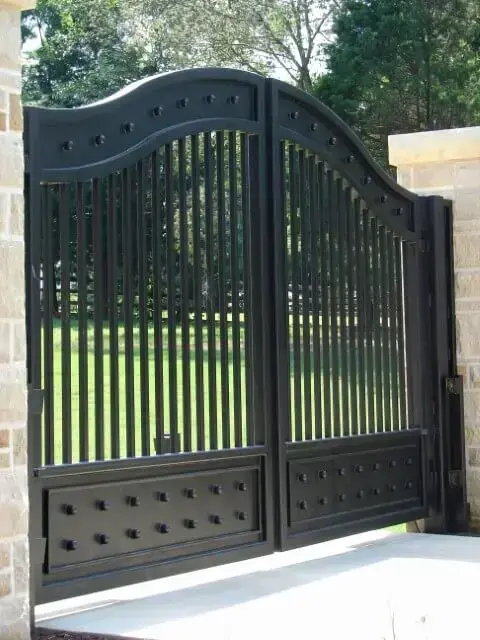 Portão de ferro preto com duas portas Foto de 6h8