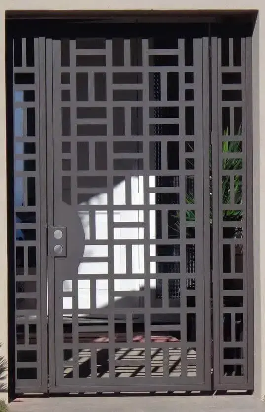 Portão de ferro preto com padrão geométrico Foto de Dekostile