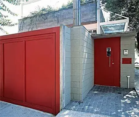 Portão de ferro vermelho combinando com porta em casa moderna Foto de Reforma em Geral