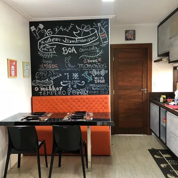 Reserve um espaço na sala de jantar para incluir um painel de chalkboard