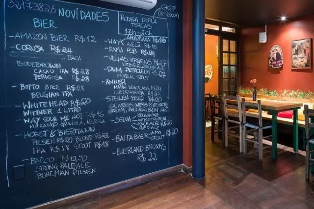 Restaurante com parede chalkboard com cardápio Projeto de Ambientta Arquitetura