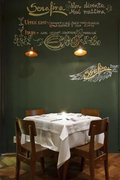 Restaurante com parede chalkboard com cardápio de drinks Projeto de Triplex Arquitetura