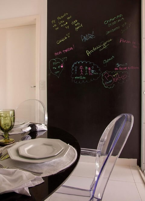 Sala de jantar com parede chalkboard e desenhos em giz colorido Projeto de GF Projetos