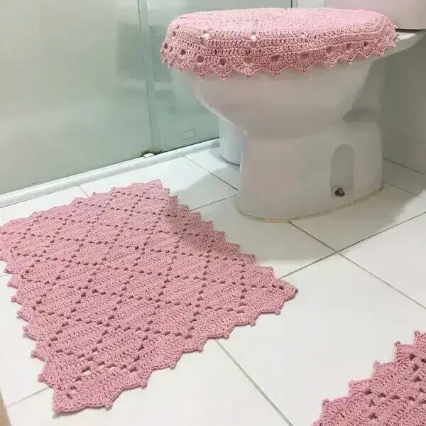 Tapete para banheiro de crochê na cor rosa