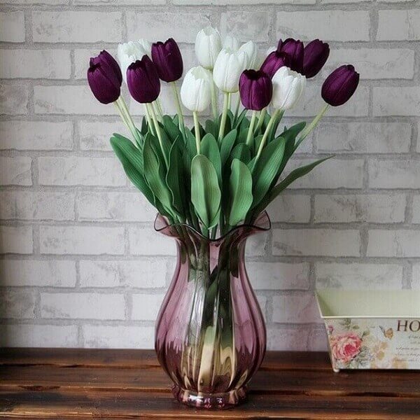 Tulipa em vaso roxa e branca