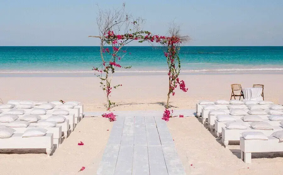 arranjo rústico para decoração de casamento na praia Foto Kallima Photography