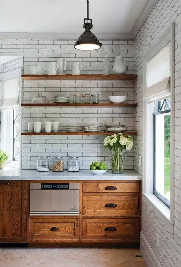 azulejo branco para cozinha rústica decorada com prateleiras e armários de madeira Foto Home Awakening
