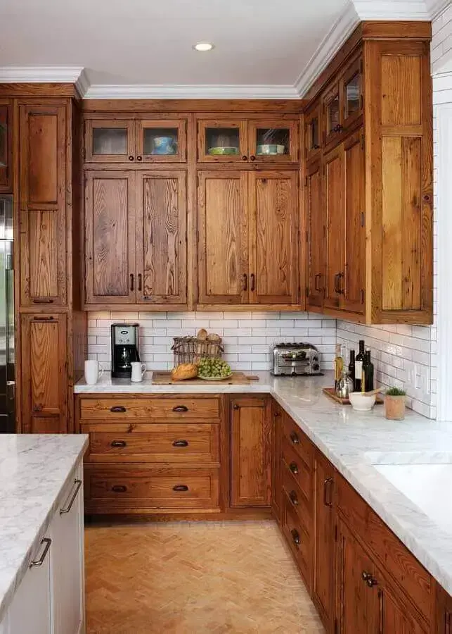 bancada de mármore para cozinha rústica planejada com armários de madeira Foto Home Design