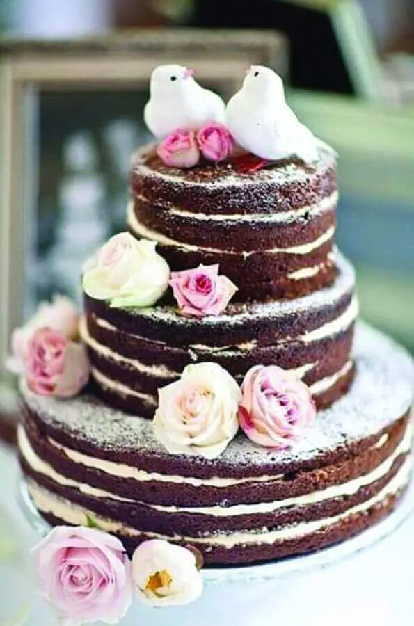 bolo de noivado simples de chocolate decorado com rosas Foto Pedaços de Ternura