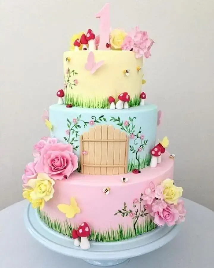 birthday cakes decorated with enchanted garden theme in pastel colors Photo Entre na Festa