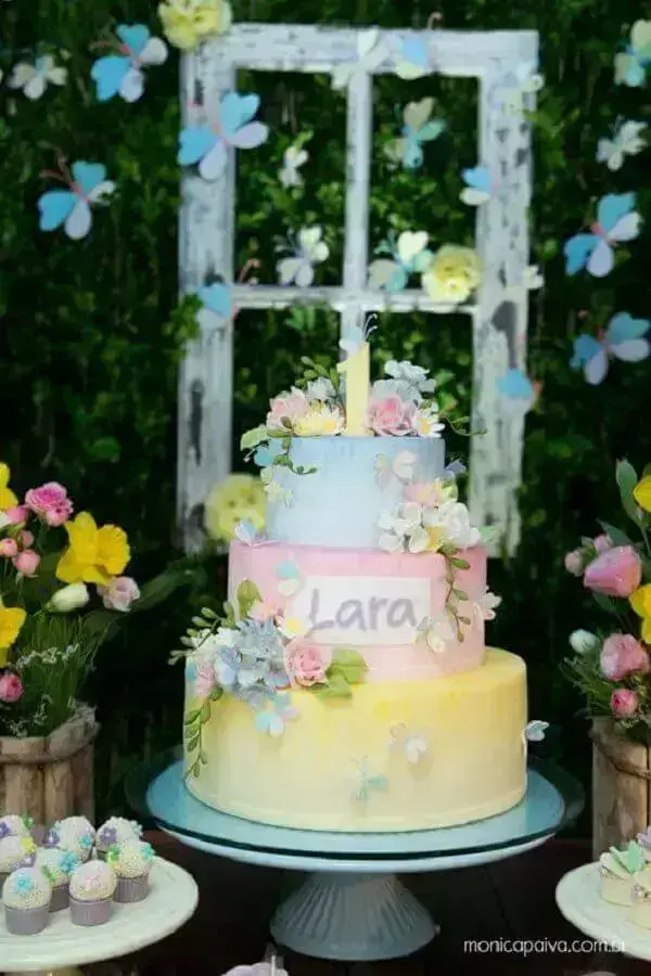 bolos de aniversário decorados para festa jardim encantado com delicadas flores em tons pastéis Foto Monica Paiva
