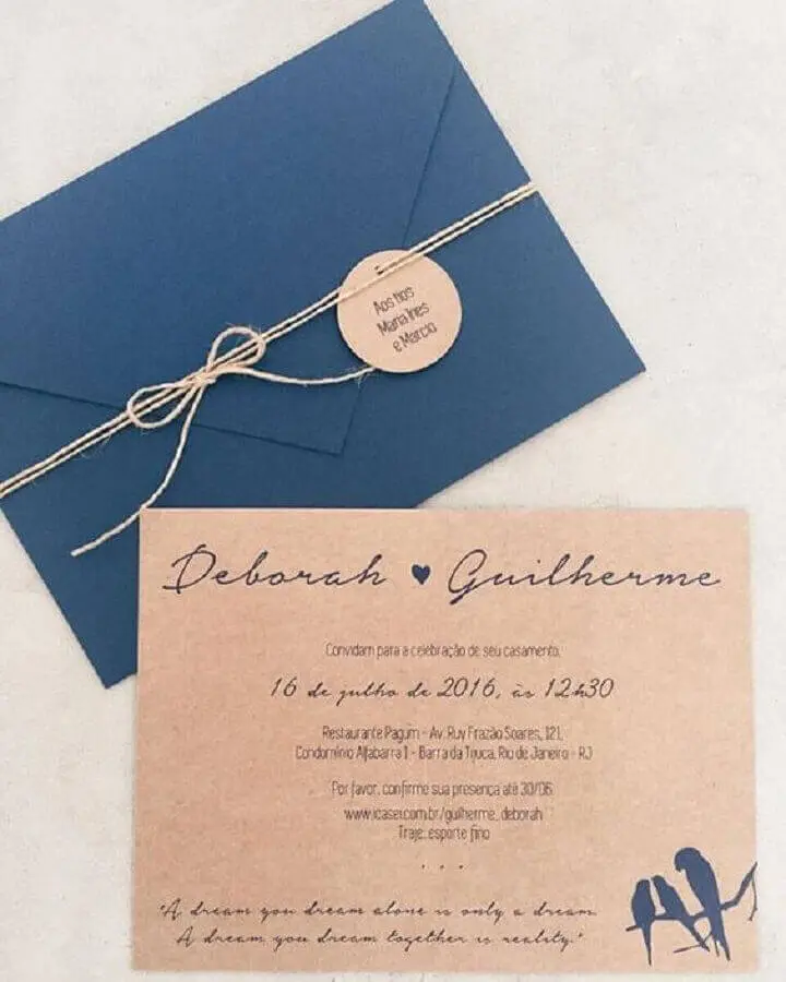 convite de noivado simples em papel pardo e envelope azul fechado com barbante Foto Casar É...