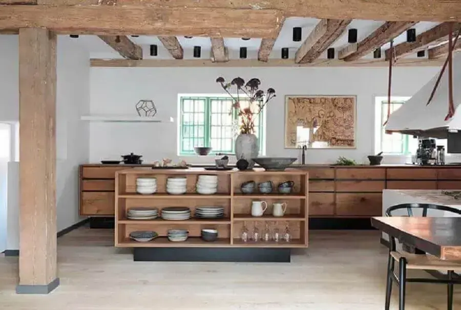 cozinha rústica ampla decorada com vigas de madeira e móveis planejados Foto Ideias Decor