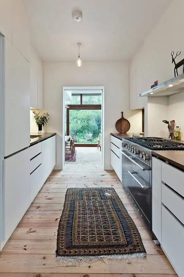 cozinha rústica decorada com armários planejados branco e piso de madeira Foto Pinterest