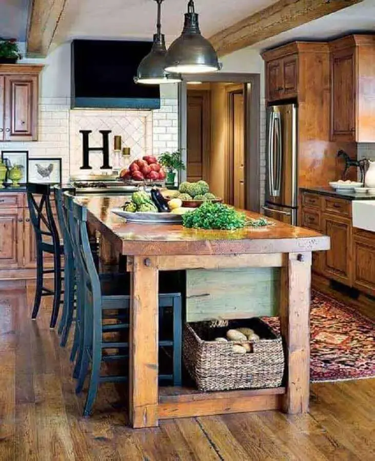 cozinha rústica decorada com mesa de madeira e cadeiras pretas Foto Home Decor Ideas