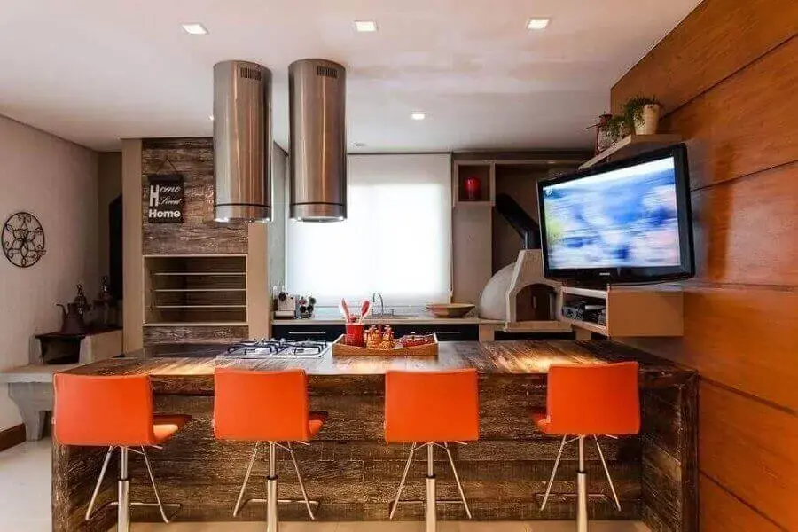 cozinha rústica moderna decorada com banquetas laranja e churrasqueira Foto Pinterest