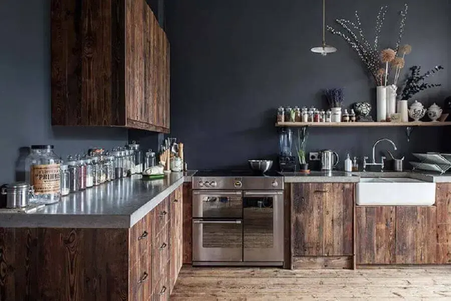 cozinha rústica moderna decorada com parede preta e armários com madeira rústica Foto Orsman Construction