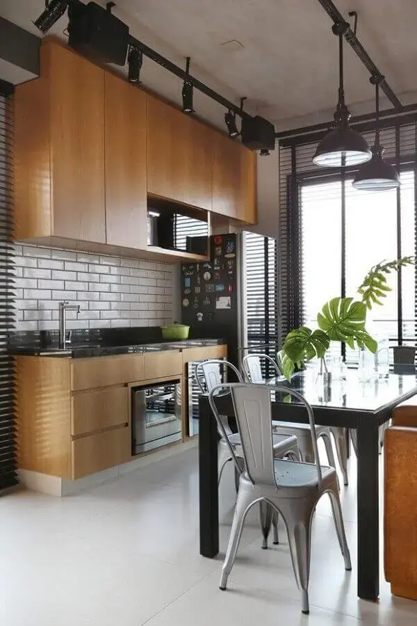 cozinha rústica moderna decorada com spots de luz e armários planejados de madeira Foto Dcore você