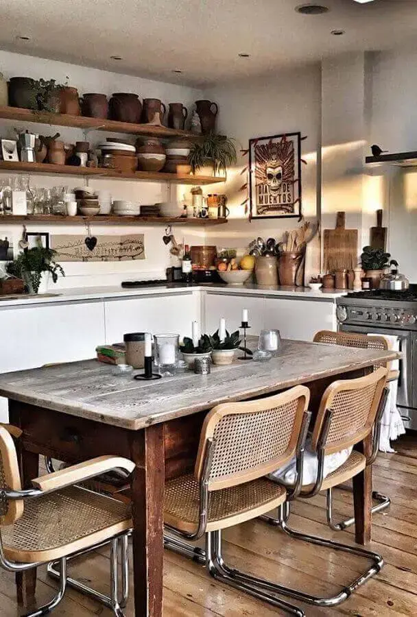 cozinhas rústicas decoradas com prateleiras de madeira e mesa envelhecida Foto Pinterest