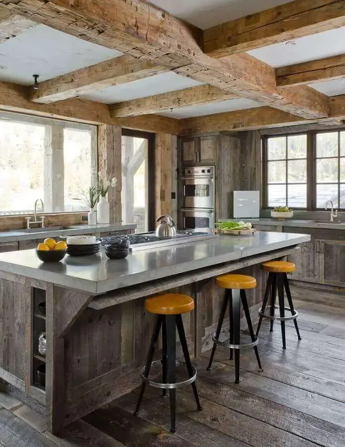 cozinhas rústicas decoradas com vigas de madeira e grandes janelas Foto Sometimes Daily
