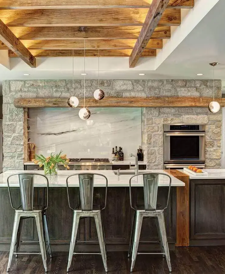 cozinhas rústicas decoradas com vigas de madeira e revestimento em pedra Foto Bau das DICAS
