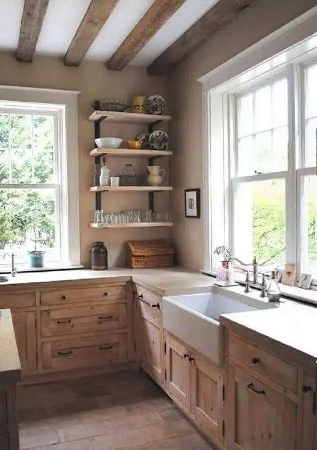 cozinhas rústicas decoradas com vigas de madeira para teto e armários planejados de madeira Foto Home Decoration