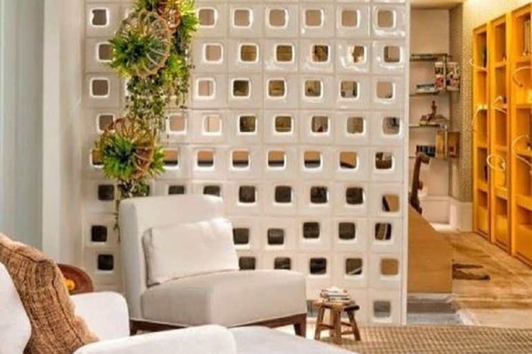 decoração clean com parede de cobogó branco
