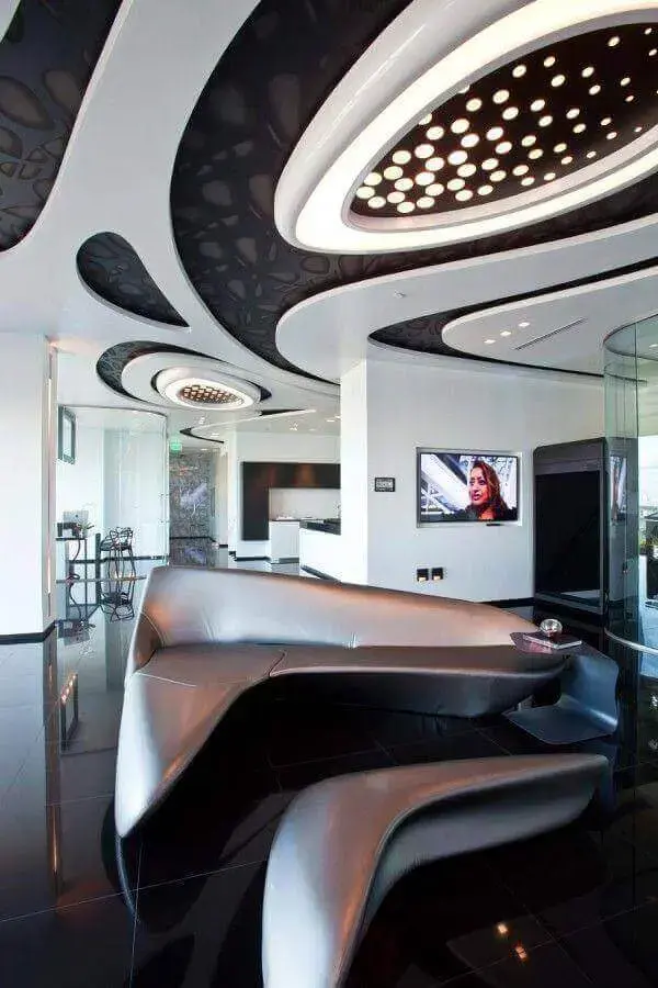 decoração com estilo futurista com sofá moderno prata Foto Cervera Real Estate