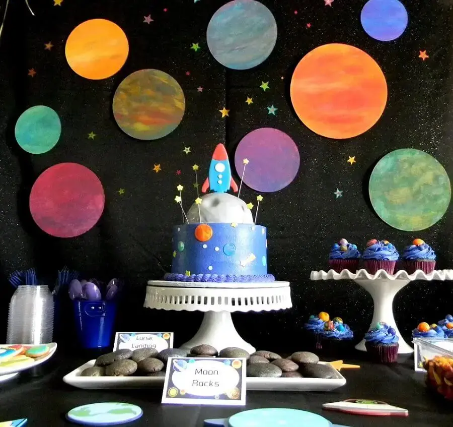 Birthday decoration with spaceship and panel with various planets Photo Happy Birthday Cake