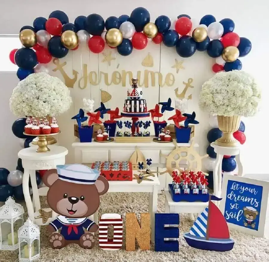 boy birthday decoration with sailor theme in shades of red blue white and gold Photo InEventos