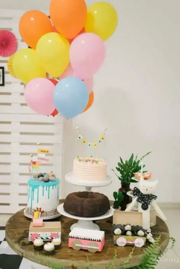 Simple birthday decoration with colored balloons and three different cakes Photo Ateliêr a Cá Decora