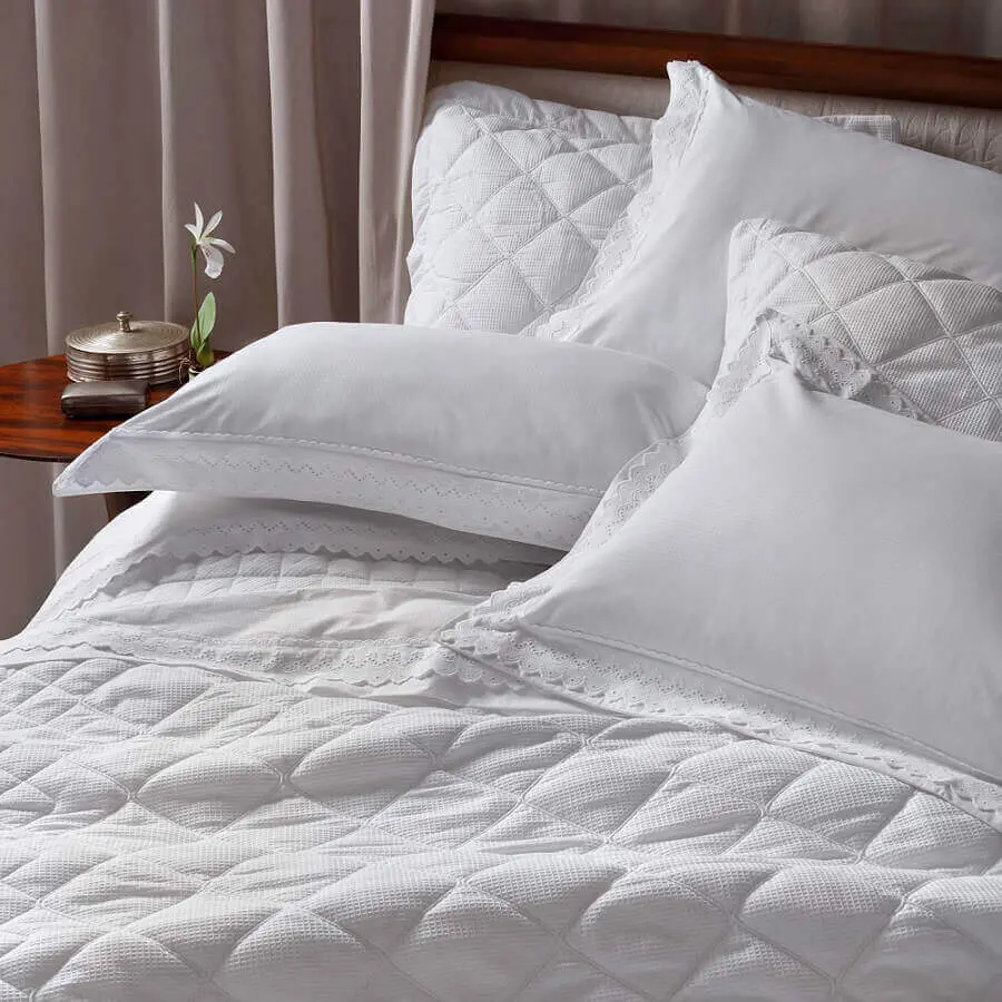 decoração de cama com vários travesseiros