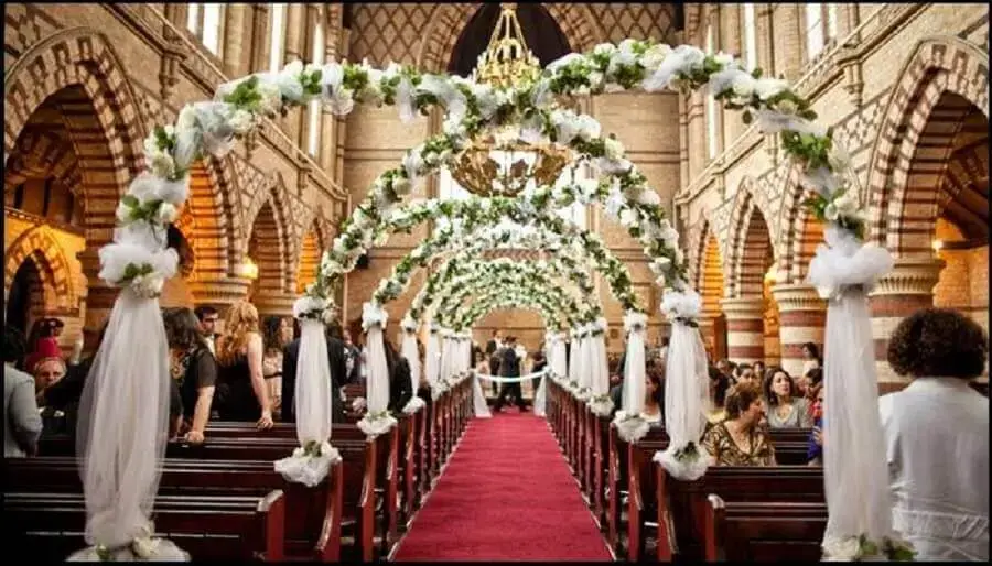 decoração-de-casamento-com-arcos-de-flores