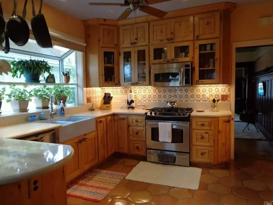 decoração de cozinha rústica com armário planejado de madeira e azulejo estampado Foto Air Freshener