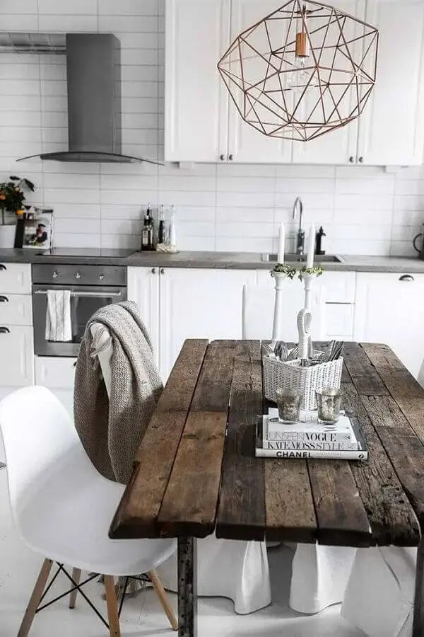 decoração de cozinha rústica com armários brancos e mesa de madeira de demolição Foto Laurie Lumière