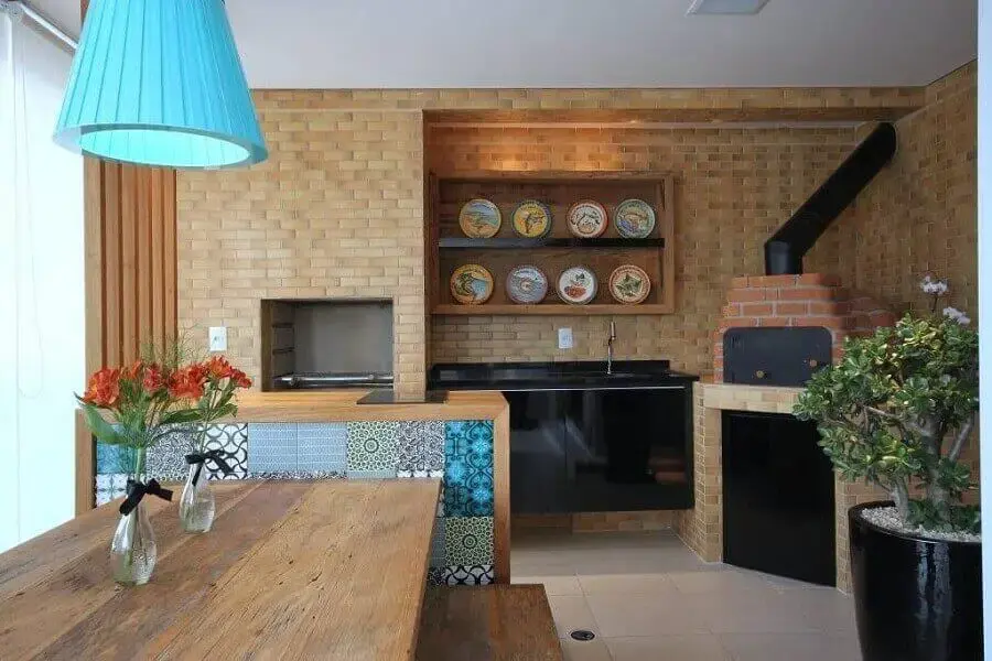 decoração de cozinha rústica com ladrilho hidráulico e parede de tijolinho Foto Pinterest