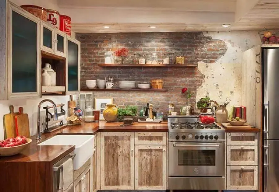 decoração de cozinha rústica com parede de tijolinho e armários com pintura desgastada Foto The Artisan Cheese Co