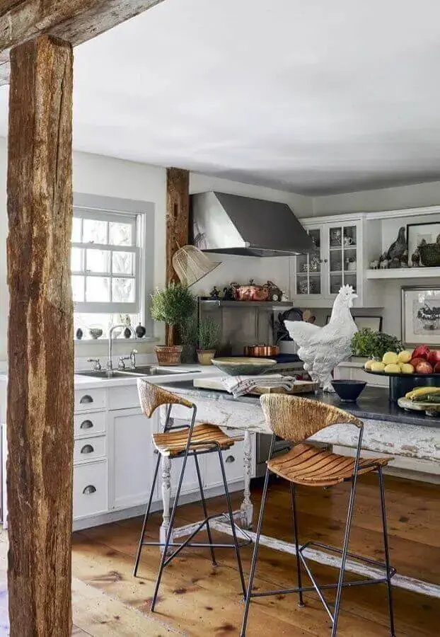 decoração de cozinha rústica com piso de madeira armários planejados e baquetas de madeira Foto Ideias Decor