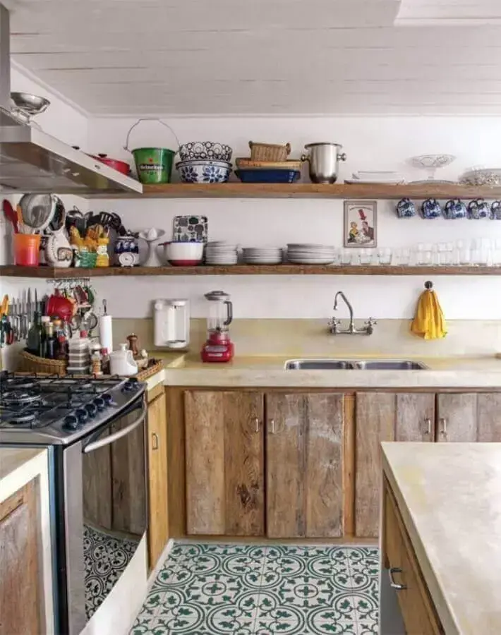 decoração de cozinha rústica com piso hidráulico e prateleiras de madeira Foto Melhor Cozinha
