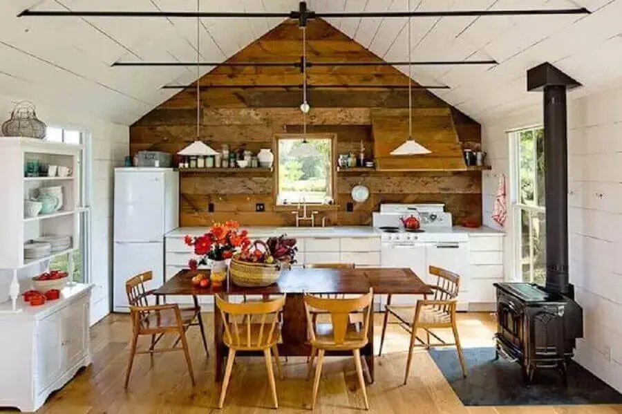 decoração de cozinha rústica com revestimento de madeira e luminária pendente Foto Amrank Real Estate